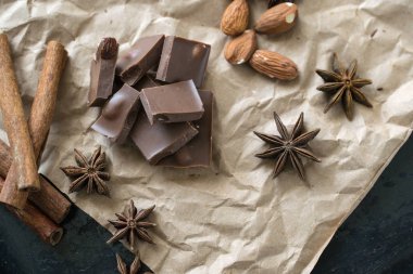 Bütün badem ve tarçın flatlay ile sütlü çikolata Parçaları