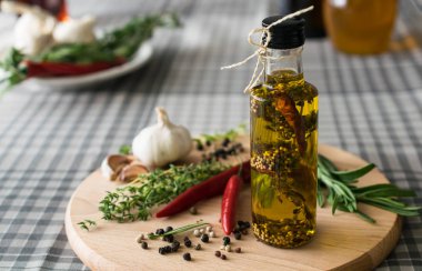 Biber, kekik, sarımsak ve biberiye ile baharatlı zeytinyağı ile kompozisyon