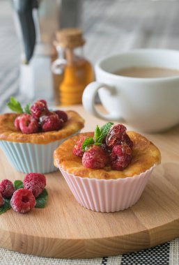 Kahvaltıda kahve ile taze ev yapımı lezzetli ahududu kekler