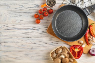 Kızartma tavası ve taze organik malzemelerle havai kompozisyon