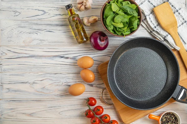 Tepeyle kompozisyon, kızartma tavasında taze organik maddeler pişirme