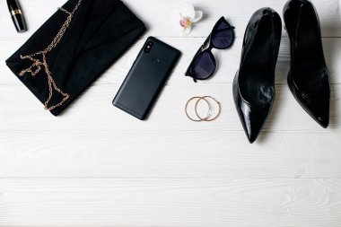 Yüksek topuklu, çanta, cep telefonu, güneş gözlüğü, ruj ve küpe - akşam dışarı moda kadın aksesuarları, düz