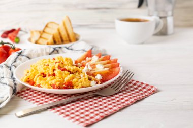 Kahve ile kahvaltı, biber, domates ve peynir ile çırpılmış yumurta, tost ile servis