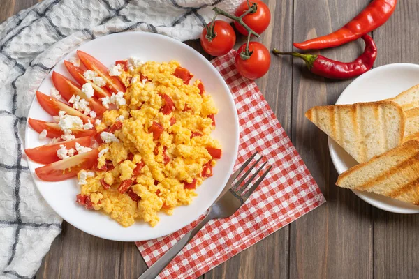 早餐时炒鸡蛋，加胡椒、西红柿和奶酪。头顶平铺 — 图库照片