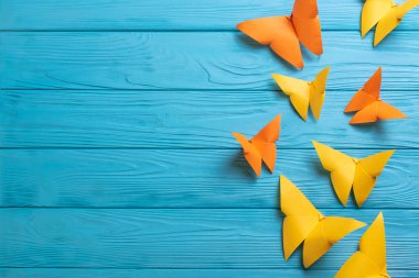 Metin için kopya alanı ile renkli kağıt origami kelebekler ile Mavi ahşap arka plan