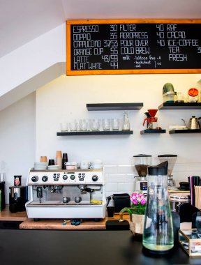 Profesyonel endüstriyel kahve makinesi ile modern parlak kafe