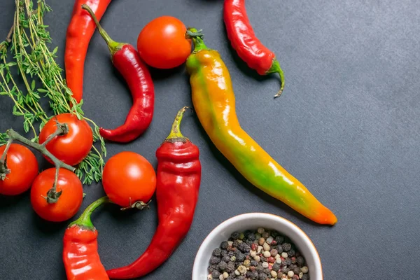 Bir kayrak tahtası üzerinde Organik çiftlik sebzeler, sause veya salata için malzemeler. Domates, biber ve kekik