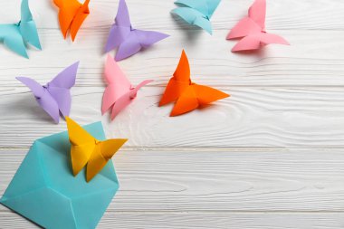 Zarfın içinden fırlarak parlak koloful kağıt butterfiles. Tebrik kartı. Tepeüstü düz yatıyordu