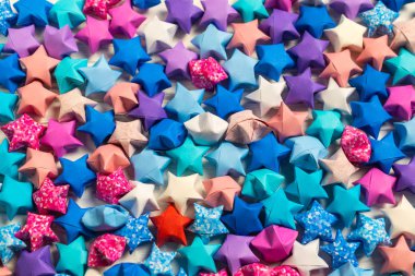 Birçok renkli origami kağıt şanslı yıldız ile Yaratıcı soyut arka plan
