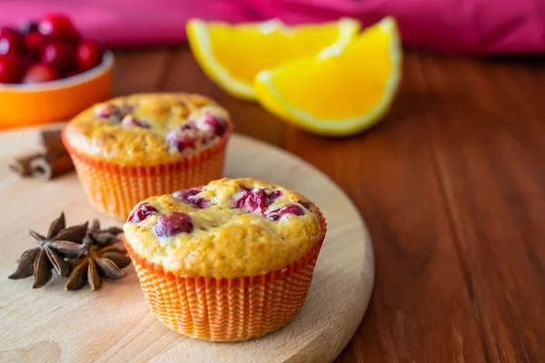 Muffin fatti in casa appena sfornati con mirtillo, arancia e spezie dell'ano . — Foto Stock