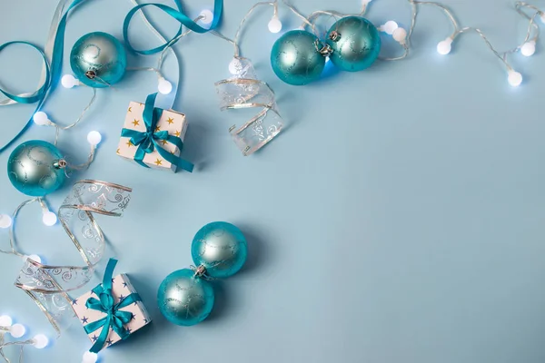 Weihnachtsgeschenke, Dekorationen und Spielzeug. flach über Kopf auf blauem Hintergrund — Stockfoto