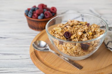 Cam bir kapta kuru üzüm, fındık ve çilek ile ev yapımı granola