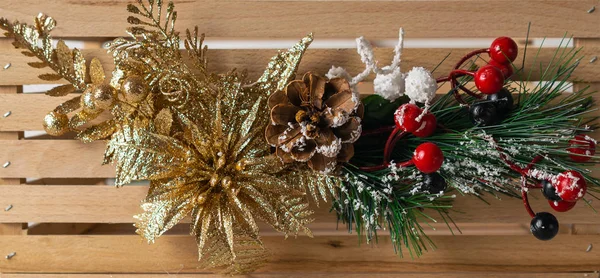 Chrismas sparkling decorative banner on wooden background with fir tree branches and golden flower — Stock Photo, Image