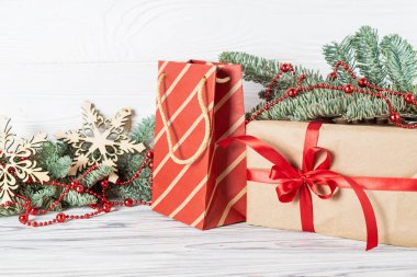 Süslemeleri, köknar ağacı dalları ve kırmızı boncuklar ile Noel hediyeleri