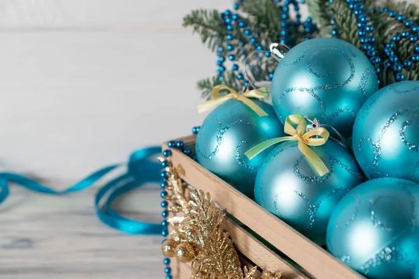 Boże Narodzenie spakling niebieskie kulki w drewnianym pudełku do dekoracji świątecznego drzewa — Zdjęcie stockowe