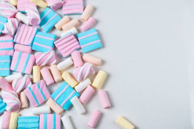 Renkli pembe, mavi ve sarı şekerlemeli soyut bir arka plan. Tepede düz yatıyordu.