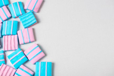 Renkli pembe ve mavi şekerlemeli soyut bir arka plan. Tepede düz yatıyordu.