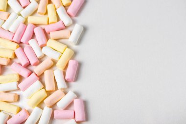 Renkli pembe, beyaz ve sarı şekerlemeli soyut bir arka plan. Tepede düz yatıyordu.