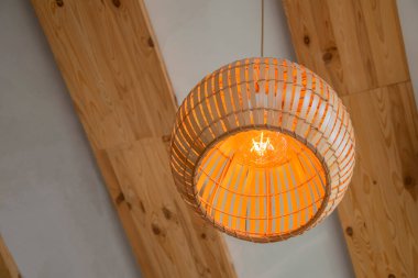 Orijinal ahşap tavan avizesi beyaz bir tavanda kirişlerle ya da tahta panellerle