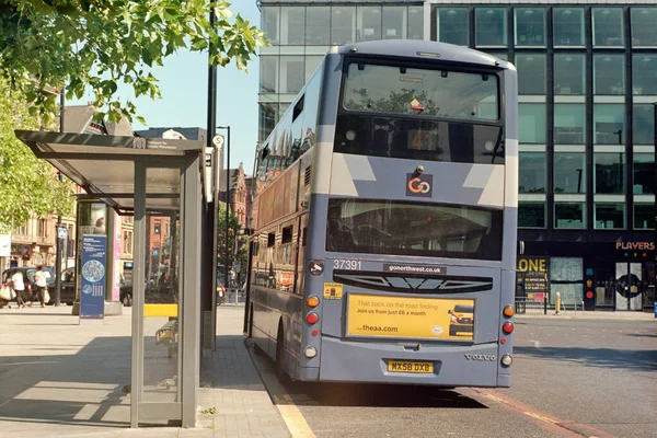 Manchester Großbritannien Juni 2020 Ein Doppeldeckerbus Hält Der Bushaltestelle — Stockfoto