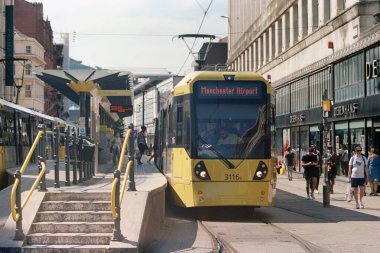 Manchester, İngiltere, 25 Haziran 2020: Market Caddesi tramvay durağında Metrolink tramvayı.