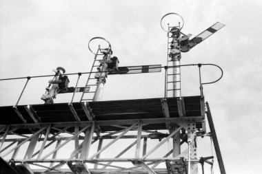 Eski bir demiryolu semaforu işareti miras demiryolu üzerinde