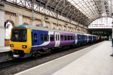 Manchester, İngiltere, 2018: Manchester Piccadilly tren istasyonunda bir Kuzey Demiryolu elektrikli yolcu treni (BR Sınıf 323).