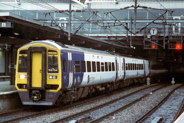 Manchester Wielka Brytania Grudzień 2018 Pociąg Pasażerski Samochodowy Northern Rail — Zdjęcie stockowe