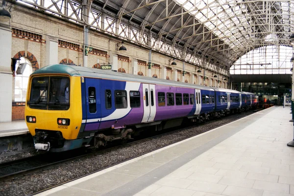 Manchester 2018 Elektryczny Pociąg Pasażerski Northern Rail Klasa 323 Stacji — Zdjęcie stockowe