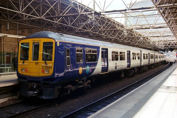 Manchester Wielka Brytania 2018 Elektryczny Pociąg Pasażerski Northern Rail Klasa — Zdjęcie stockowe