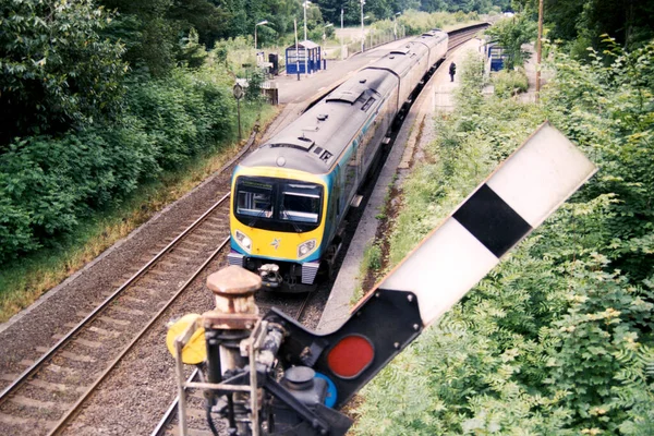 Pociąg Pasażerski Tpe Transpennine Express Przejeżdżający Przez Stację Grindleford Sygnał — Zdjęcie stockowe