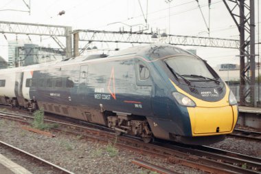 Manchester, İngiltere - 29 Ağustos 2020: Manchester Piccadilly istasyonundan Avanti West Coast tarafından işletilen elektrikli yüksek hızlı tren (390 sınıfı)