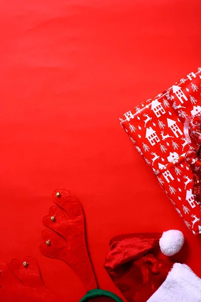 Kerst Rode Tafel Met Ornamenten Bovenaanzicht — Stockfoto