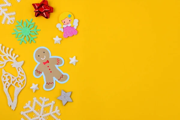 Kerst Gele Tafel Met Ornamenten Bovenaanzicht — Stockfoto