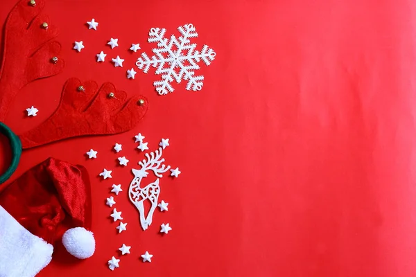 Kerst Rode Tafel Met Ornamenten Bovenaanzicht — Stockfoto