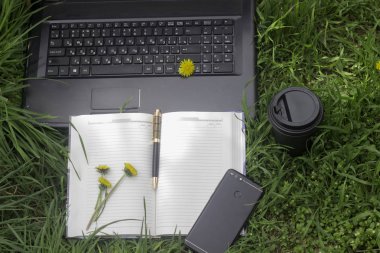 Dışarıda telefon, dizüstü bilgisayar ve kahve ile çalış.