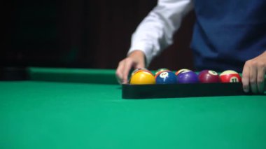 Amerikan havuzu, dokuz top için yüzme havuzu. Çocuk bilardo, bilardo oynuyor..