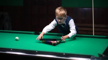 Amerikan havuzu, dokuz top için yüzme havuzu. Çocuk bilardo, bilardo oynuyor..