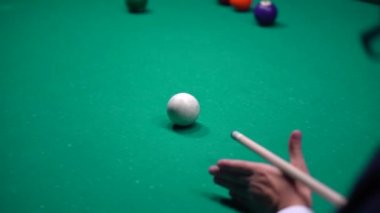 Amerikan havuzu, dokuz top için yüzme havuzu. Çocuk bilardo, bilardo oynuyor..