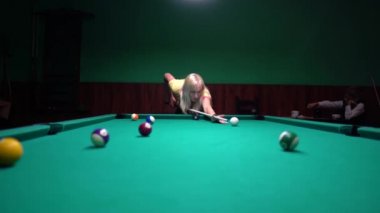 Amerikan havuzu, dokuz top için yüzme havuzu. Kız bilardo, bilardo oynuyor.