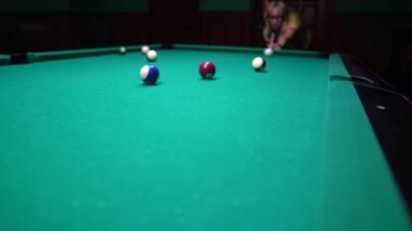 Amerikan havuzu, dokuz top için yüzme havuzu. Kız bilardo, bilardo oynuyor.
