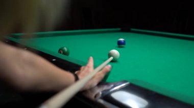 Amerikan havuzu, dokuz top için yüzme havuzu. Kız bilardo, bilardo oynuyor.