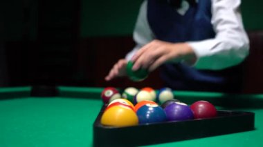 Amerikan havuzu, dokuz top için yüzme havuzu. Çocuk bilardo, bilardo oynuyor..