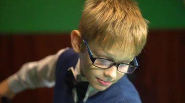 Amerikan havuzu, dokuz top için yüzme havuzu. Çocuk bilardo, bilardo oynuyor..