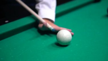 Amerikan havuzu, dokuz top için yüzme havuzu. Çocuk bilardo, bilardo oynuyor..