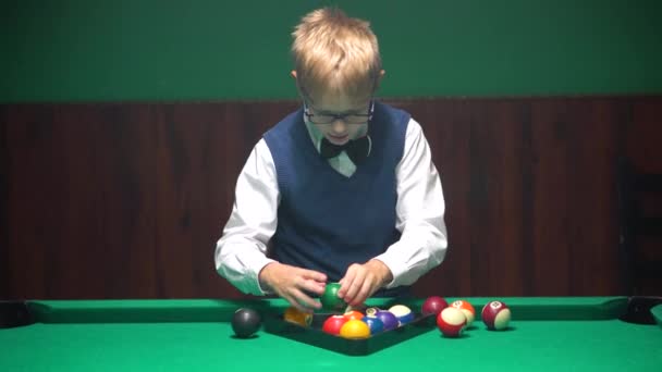 Americký bazén, bazén pro devět koulí. Chlapec hraje kulečník, hráč snookeru. — Stock video