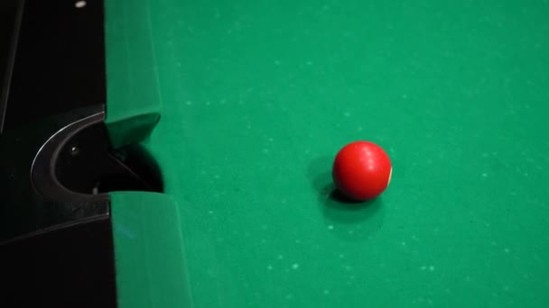 Piscine américaine, piscine pour neuf balles. La fille joue au billard, snooker . — Video