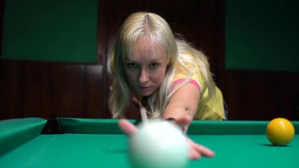 Piscine américaine, piscine pour neuf balles. La fille joue au billard, snooker . — Video