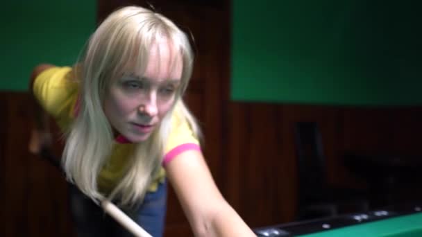 American pool, swimming pool for nine balls. The girl plays billiards, snooker. — Stock Video