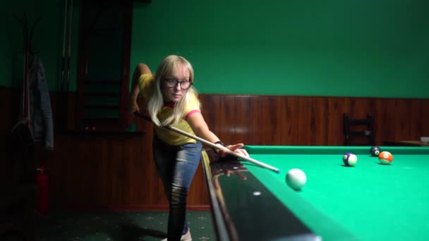 Piscina americana, piscina para nove bolas. A menina joga bilhar, snooker . — Vídeo de Stock